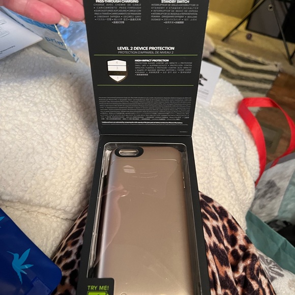 This is a gold iPhone 6 Plus battery charger case (Mophie) - Picture 5 of 6